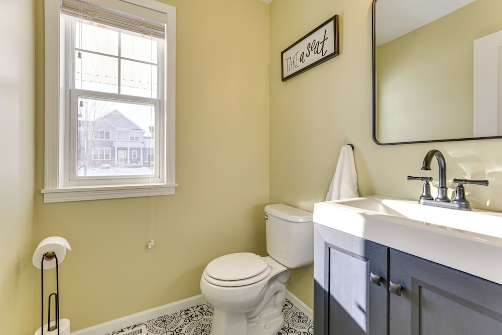 10 Mi to Dtwn Madison: Home w/ Large Yard!