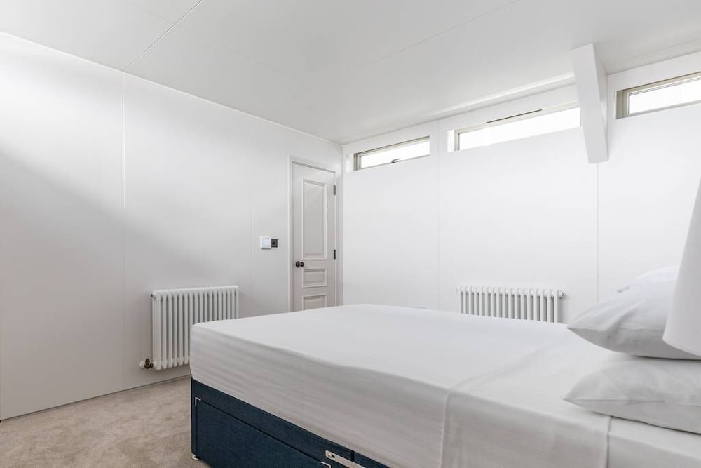Cheyne Walk Houseboat by Onefinestay