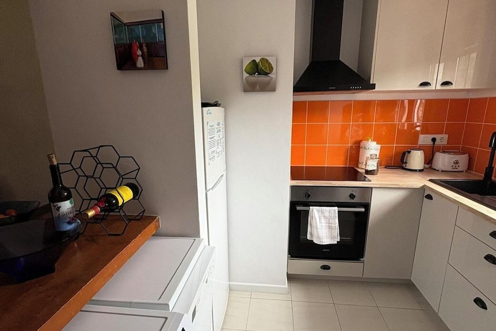 1 Bed-sleeps 2-gardens-pool-10 Min To Beach