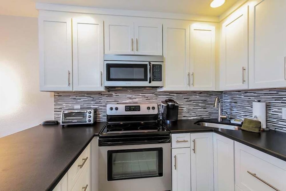 Private Ground Floor Corner Unit - AC & Hawaiian Ocean Views - Vrkcv