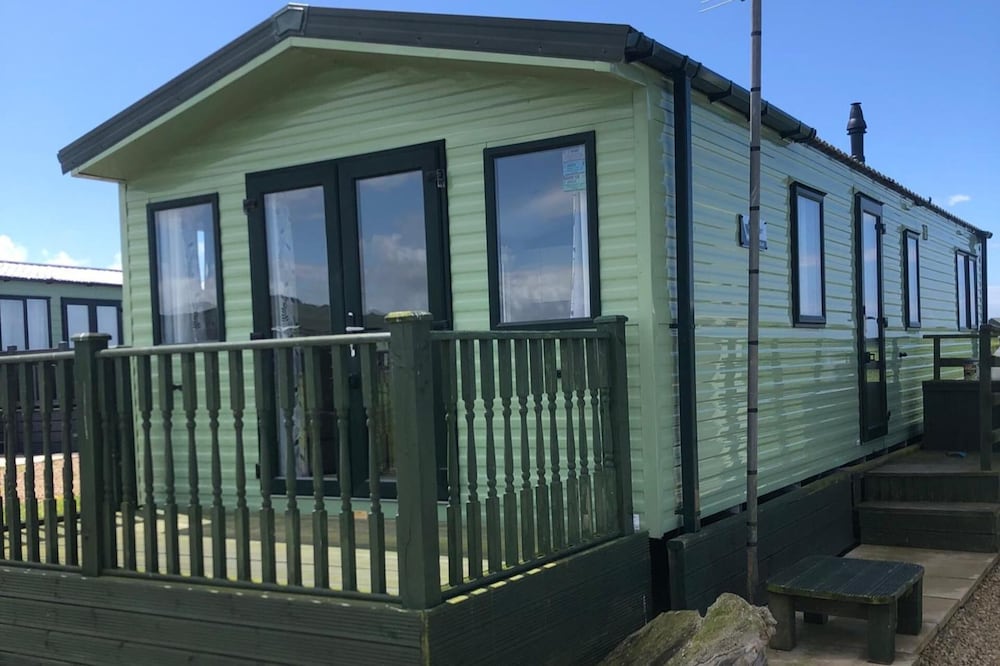 Gwel y Mor 2-bed Chalet With Sea Views & Terrace