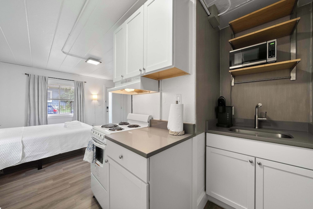 Chic City Retreat 97 Sleeps 2!