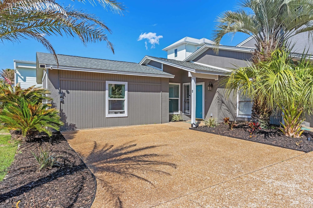 Spacious 3BR w/ Tiki Bar + Shared Pool Walk to Beach, Near 30A & Pier Park