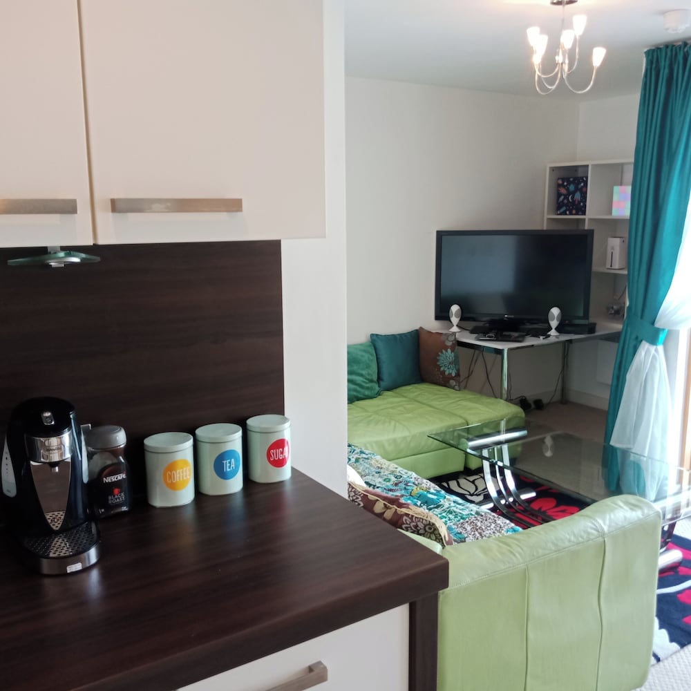 1 Bed Flat - Sleeps 5 - Pets - Garden - Parking