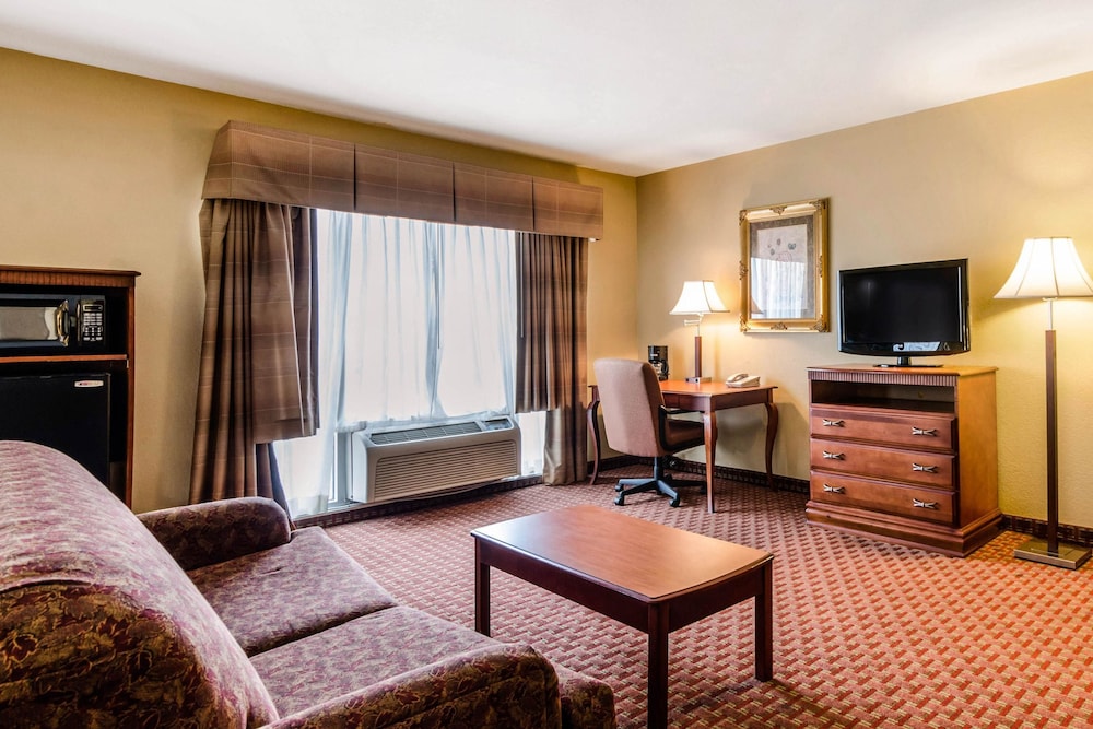 Quality Inn & Suites Carthage near Precious Moments Chapel
