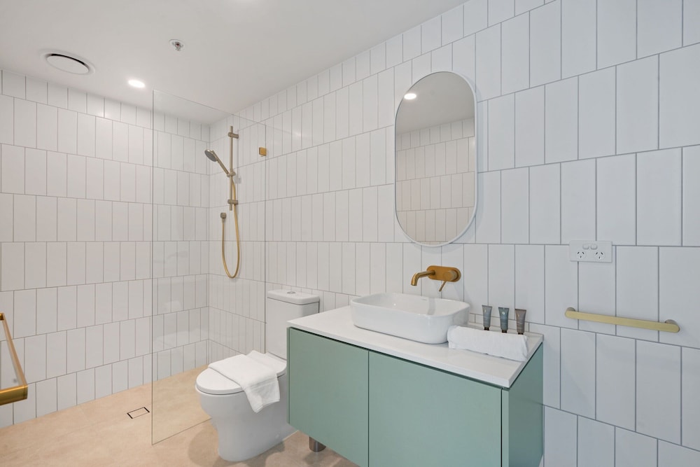 Comfortable 1-bed Retreat With Courtyard & Parking