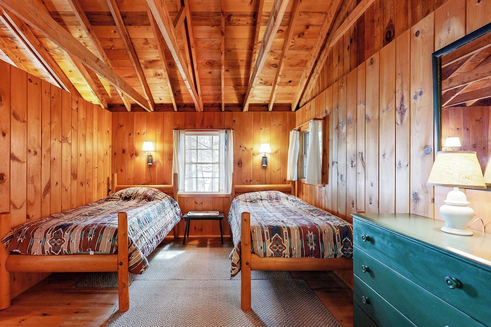 Cozy 1BR Cabin w/ Landscape Views