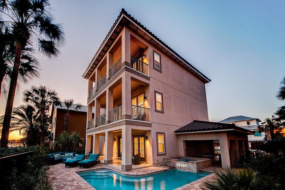 Villa Destiny 6 Bedroom Holiday Home by Five Star Properties