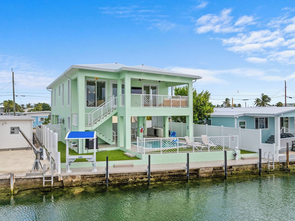 Aqua Verde Waterfront Lux Gem Dock Game Room