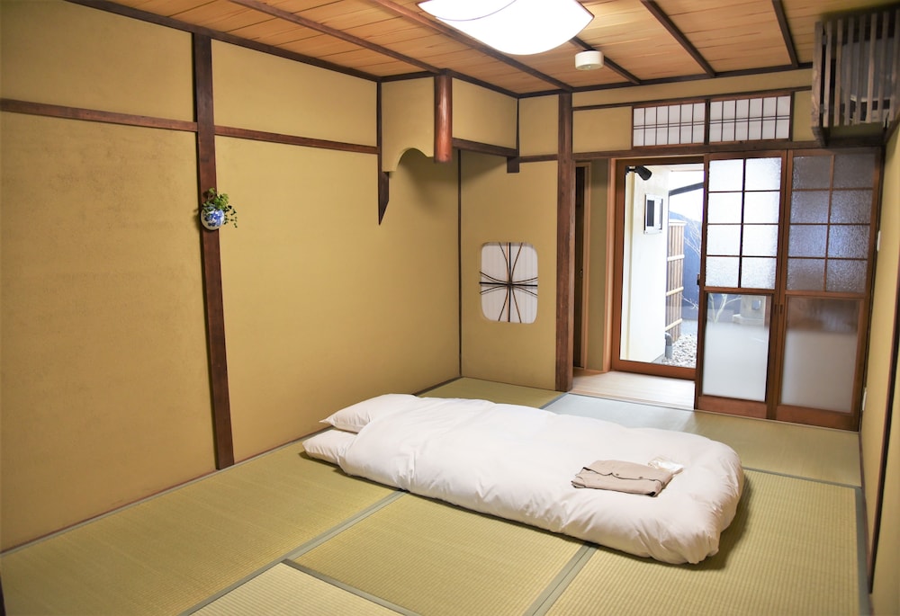 Chika Rakuen