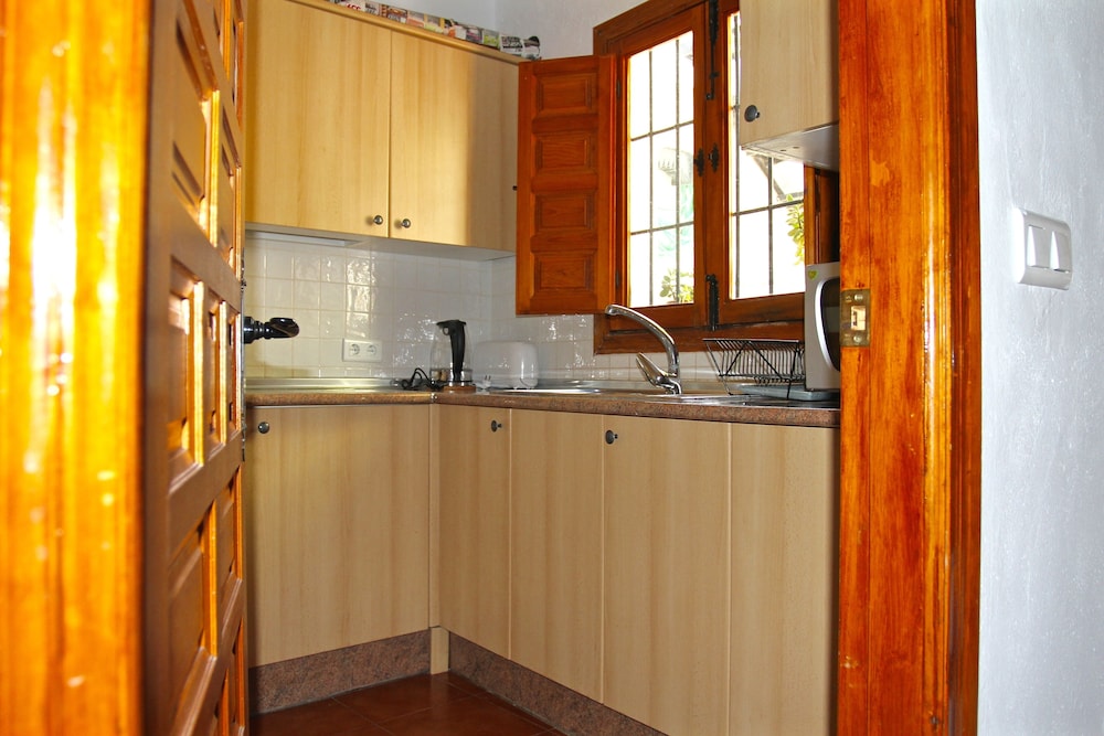 Cottage - Sleeps 4 - Pet Friendly - Patio