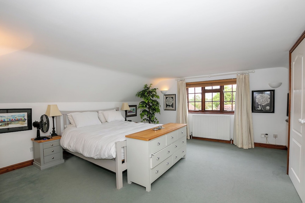 Lovely 5BD Home with Cinema & Games Room