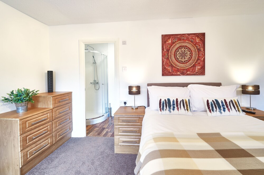 Northleigh House, Furzton, 6 Bedroom/5 Bathroom House