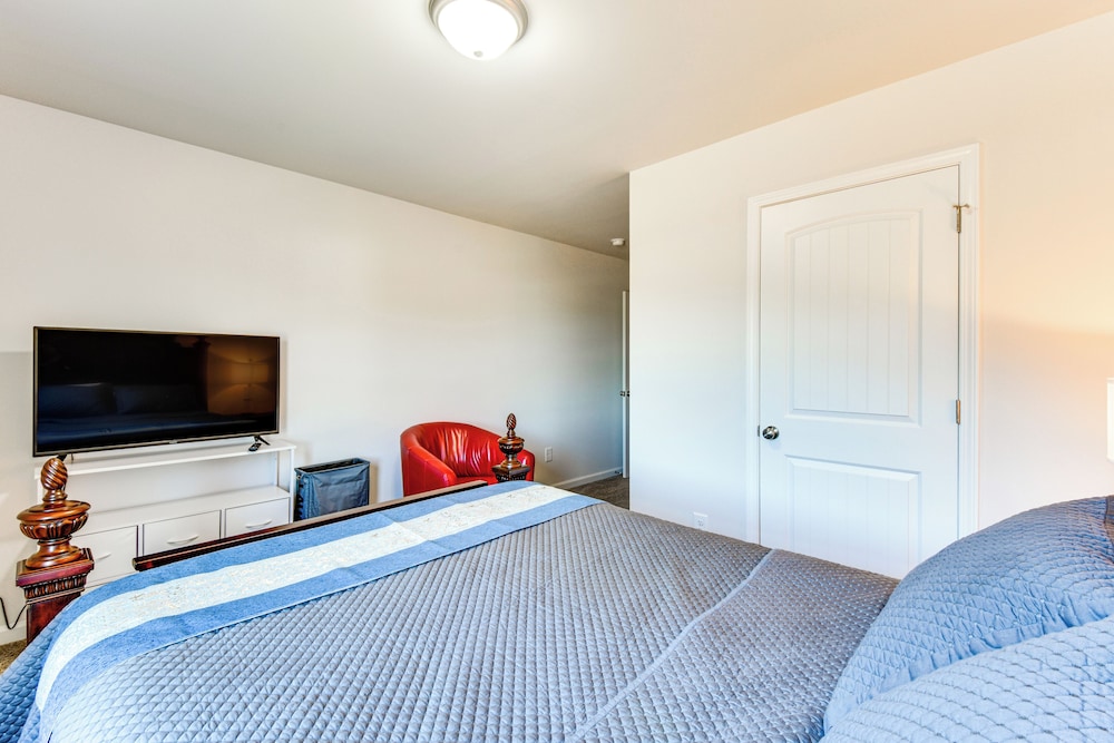 Family Friendly: Modern Townhome in Lula! view 4