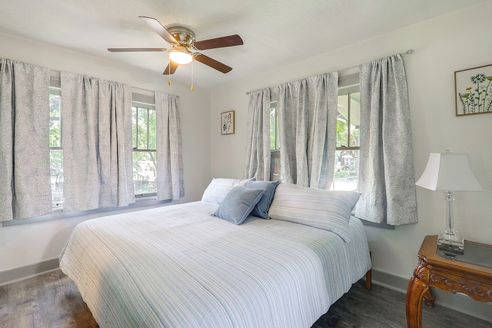 4 Mi to Dtwn: Charming Retreat in Wichita!