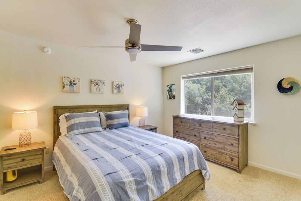 Gateway to Yosemite: Group-friendly Groveland Home
