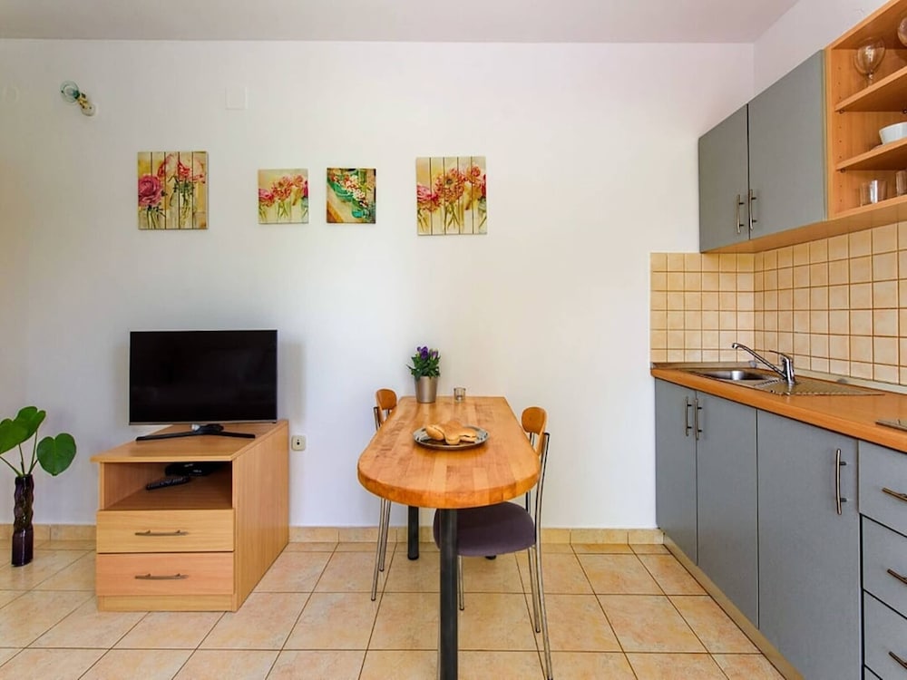 Spacious Apartment in Sukosan With Balcony view 3