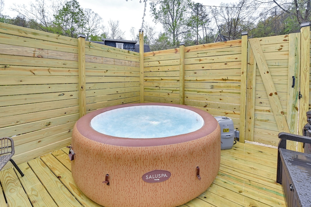Hot Tub, Fire Pit: Lake-view Catlettsburg Getaway!