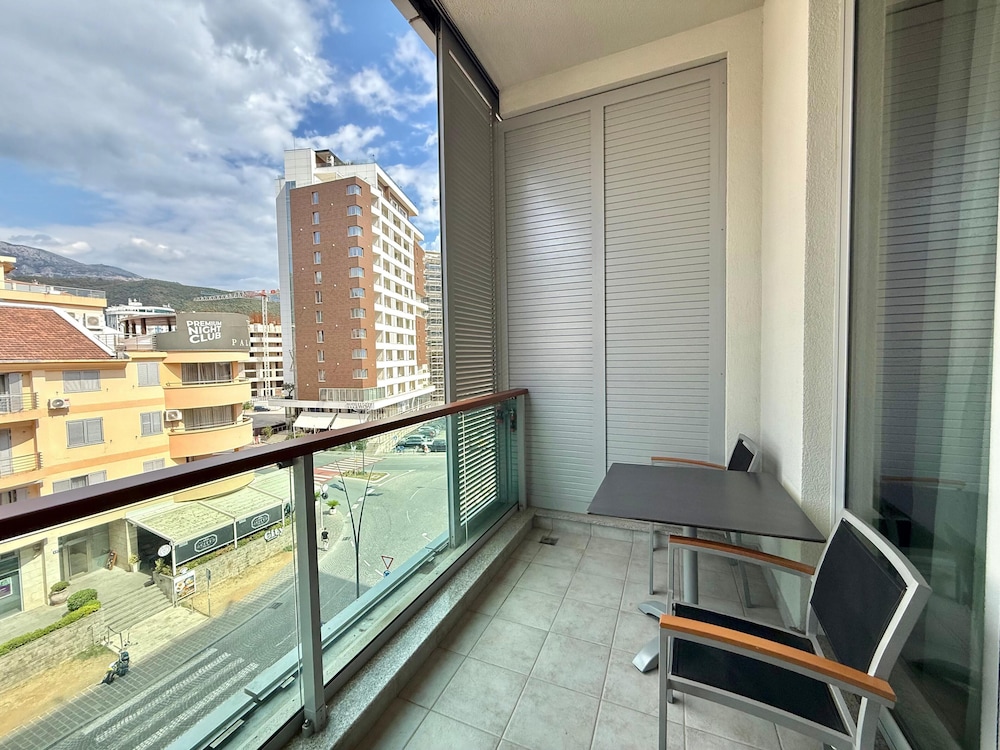 Condo Studio Plaza