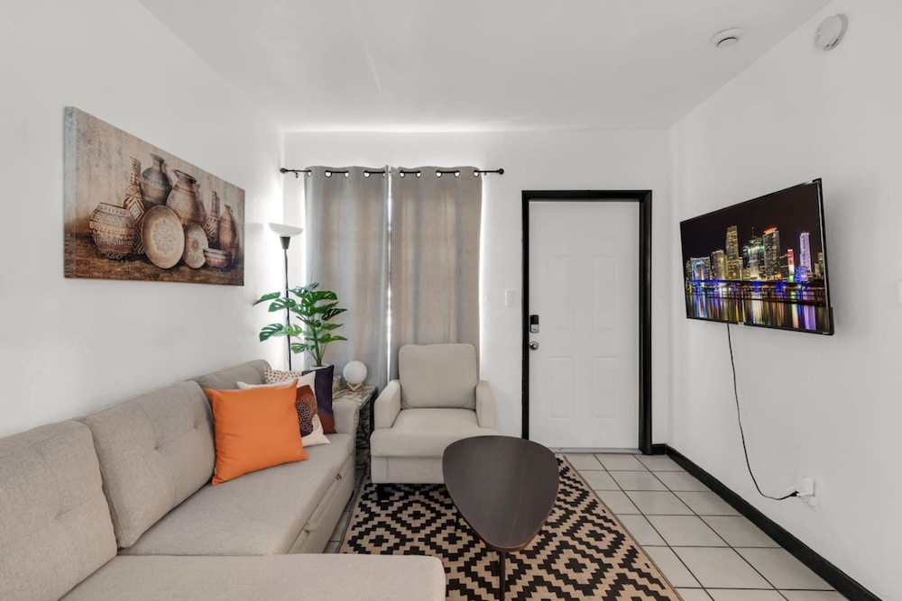 Triplex With 3 Bedrooms 6 Min Beach Free Parking
