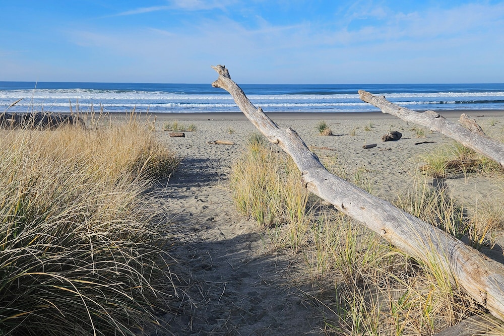 1/8 Mi to Neskowin Beach! Cozy Oregon Coast Home
