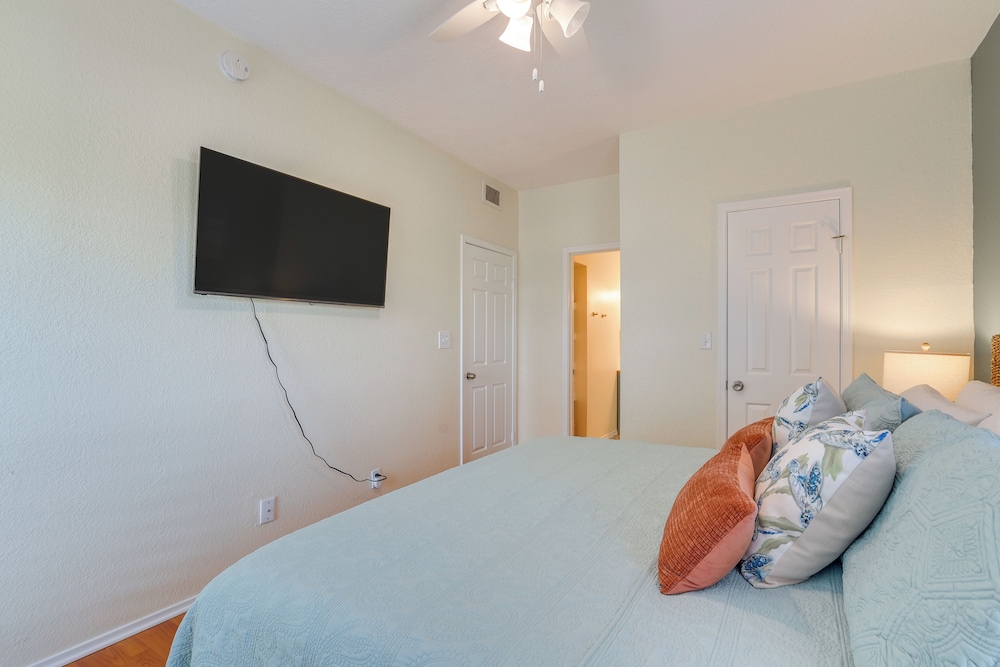 Great Location! Quiet Galveston Gem 1 Mi to Shore