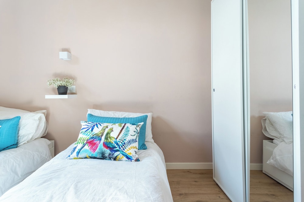 Lakeview Apartments by Rent all Como