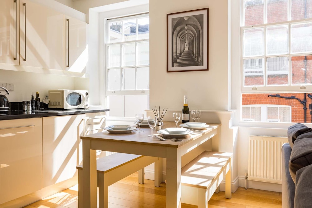 Contemporary Apartment in Central Bloomsbury