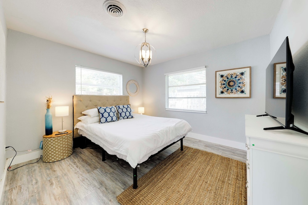 Patio & Heated Swim Spa Access: Home in Hollywood