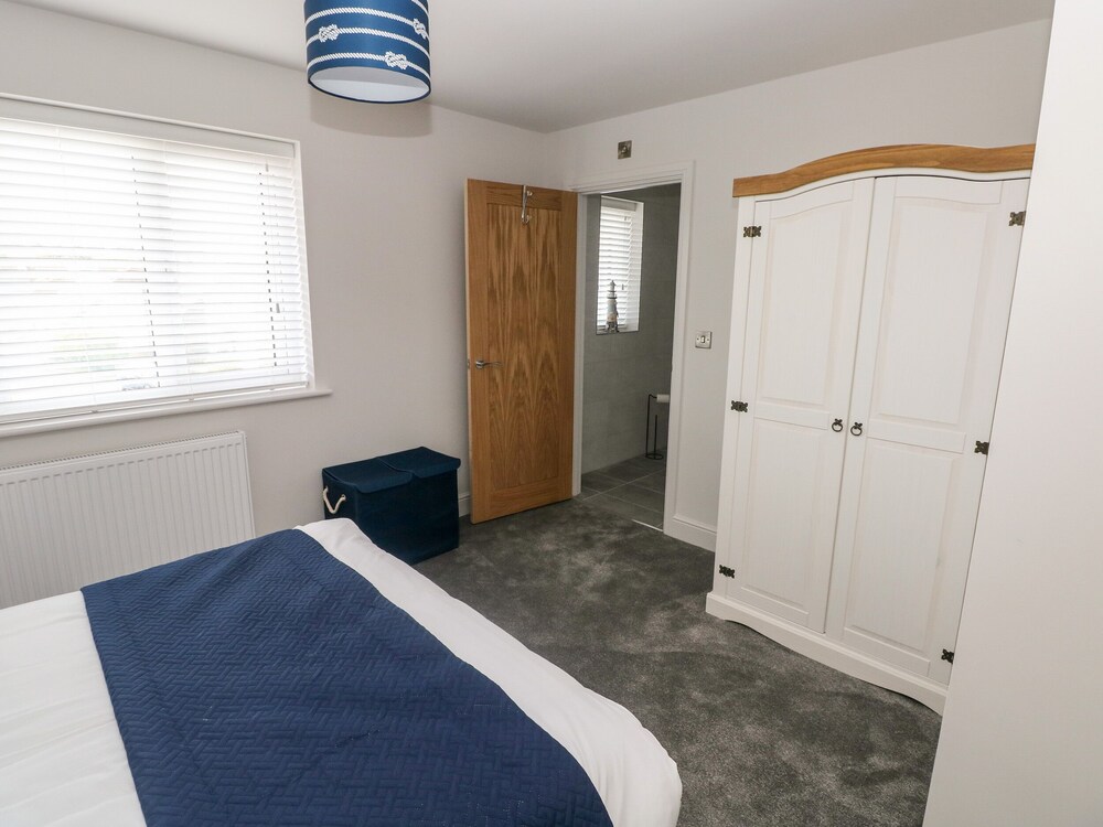 Lunaroxx, 6 Meadow Gardens, Kilgetty