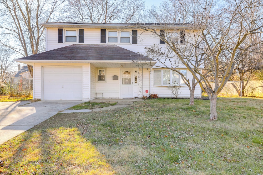 3 Mi to Dtwn: Home w/ Yard in Newark