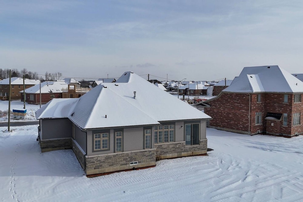 Spacious Brand New 4-bed Retreat in Quinte West