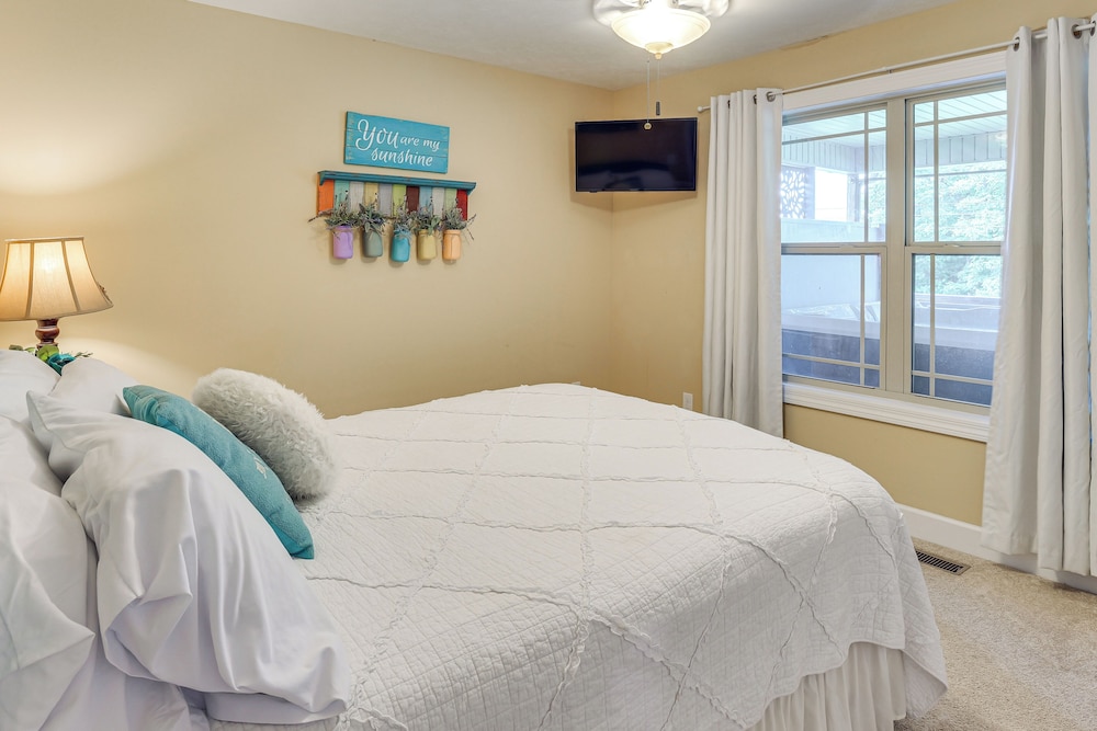 Hot Tub & Scenic Deck! Spacious Cookeville Retreat