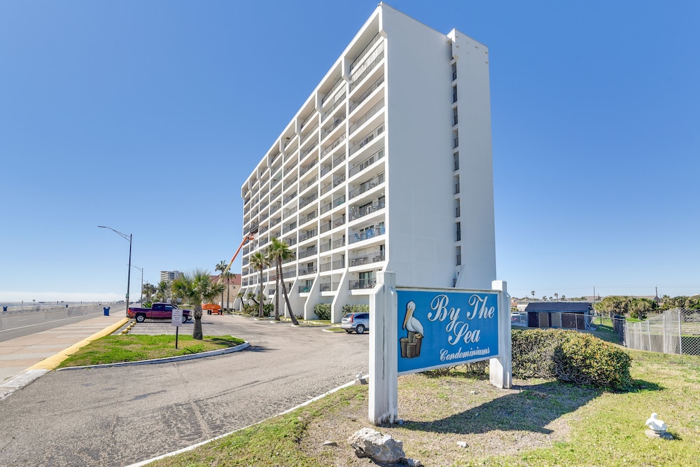Galveston Beachfront Condo: Balcony & Pool Access!