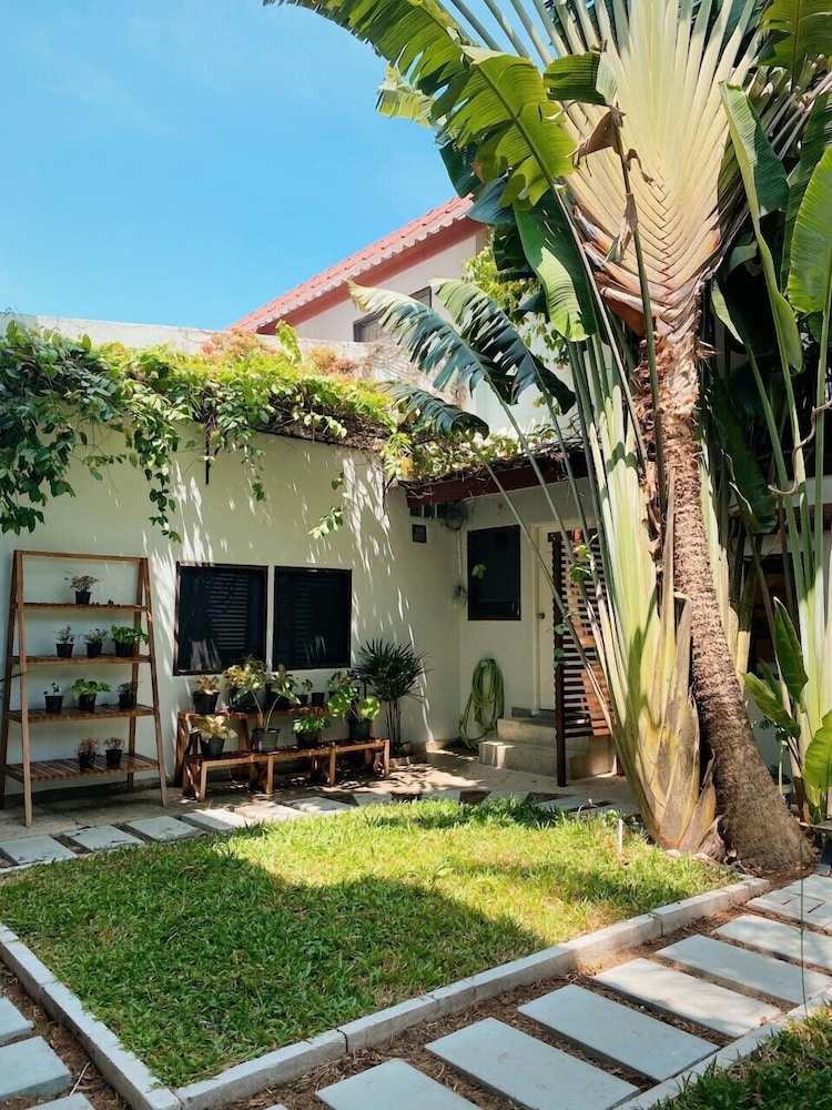The Reef Hotel & Studios