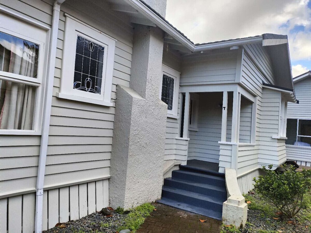 5 Bedroom House 7 Rangiatea Road