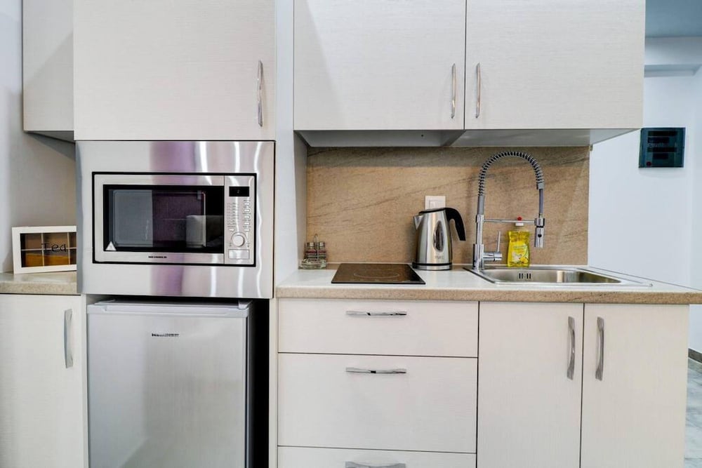 Purple- Lux Studio 2 From Metro Petralona