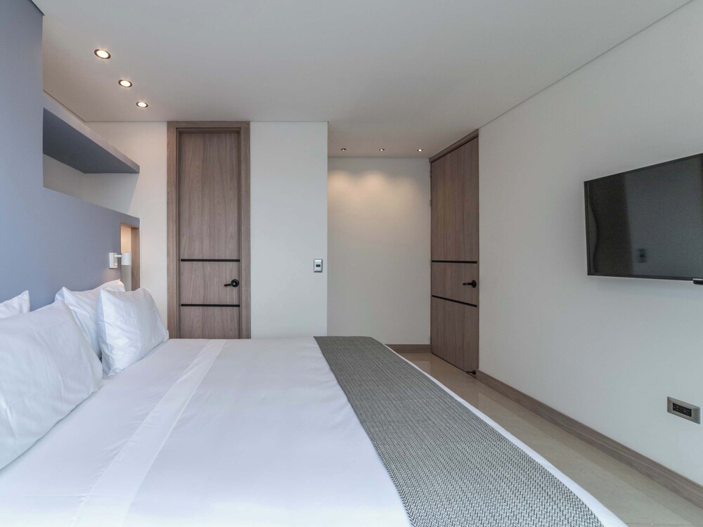 w Elegant 3BR w Outdoor Balcony