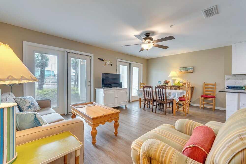Walk to Beach: Condo in Pensacola w/ Pool Access