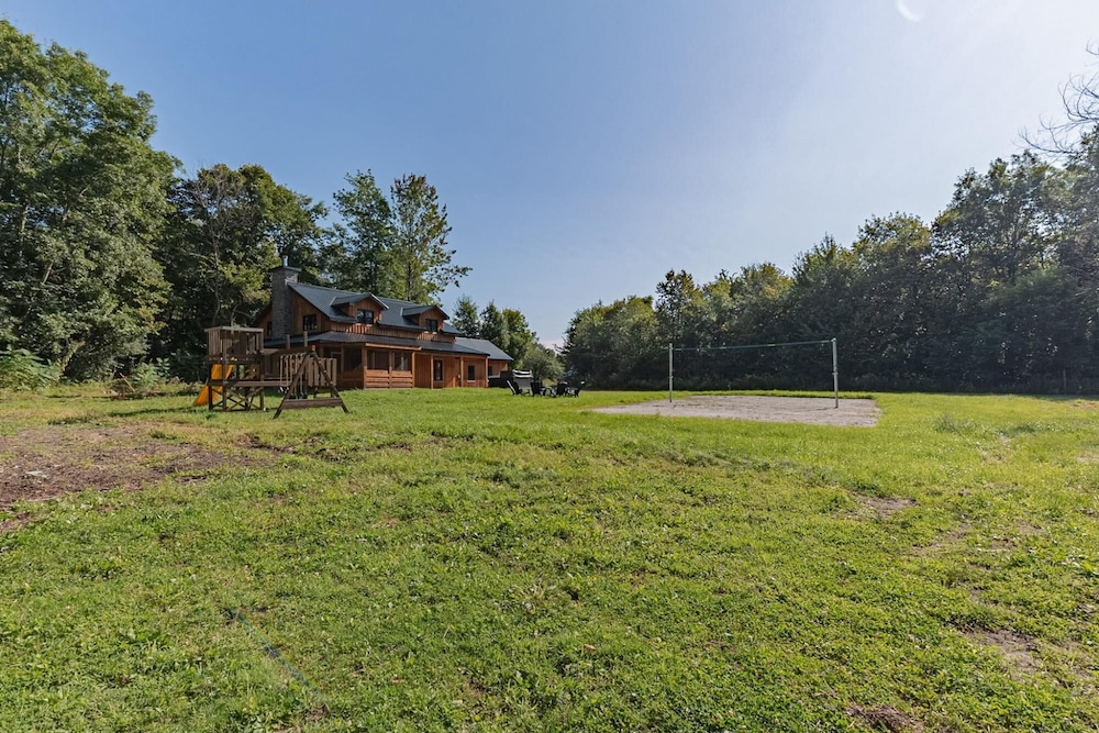 The Corzo - Modern Farmhouse With hot tub