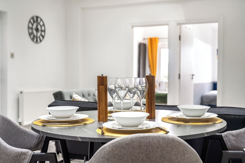 1 Bed Flat - Sleeps 3 - Parking - Wifi