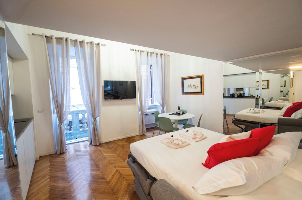 Spanish Steps Romantic Nest With Balcony