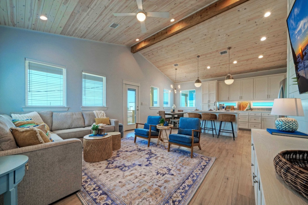 Deja Blue Coastal Retreat w/ Pool, Firepit, BBQ & Outdoor TV Lounge