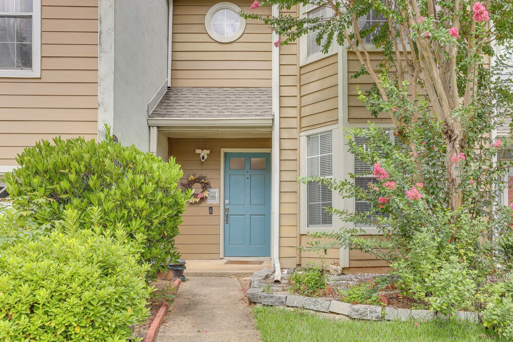 Fenced Yard & Pool Access: Lawrenceville Retreat!