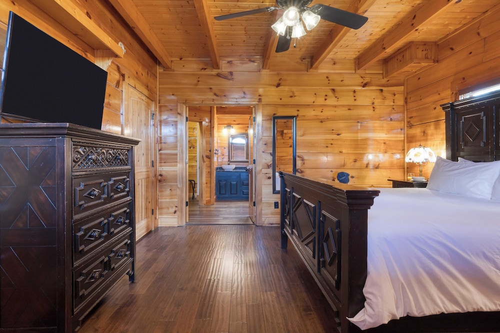 Luxury Cabin Sleeps 19 Game Room, Hot Tub Dollywood Alpine Mountain Lodge
