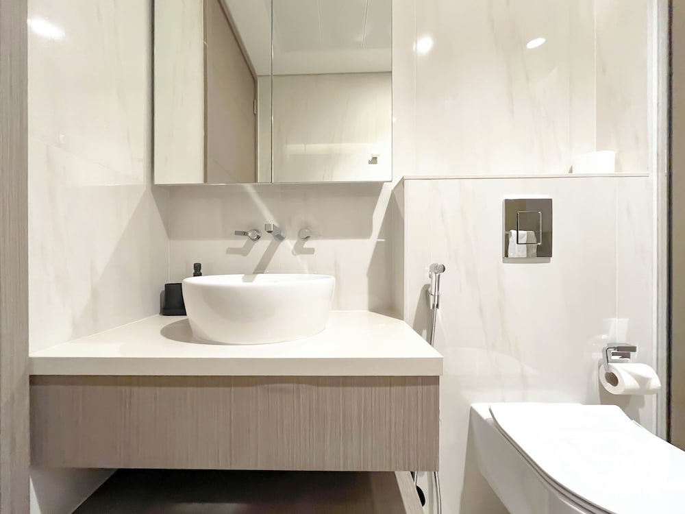 Luxurious 3BR Canal View Apartment Pool + Gym