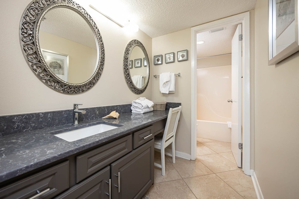 Phoenix Vi 61010 2 Bedroom Condo