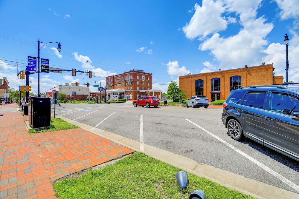 Walkable Wytheville Loft on Main Street!