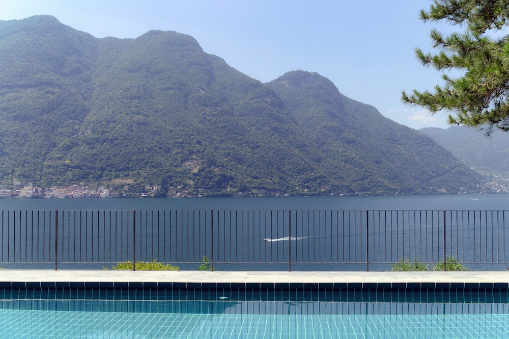 Silken Escape - Pool and Lake View