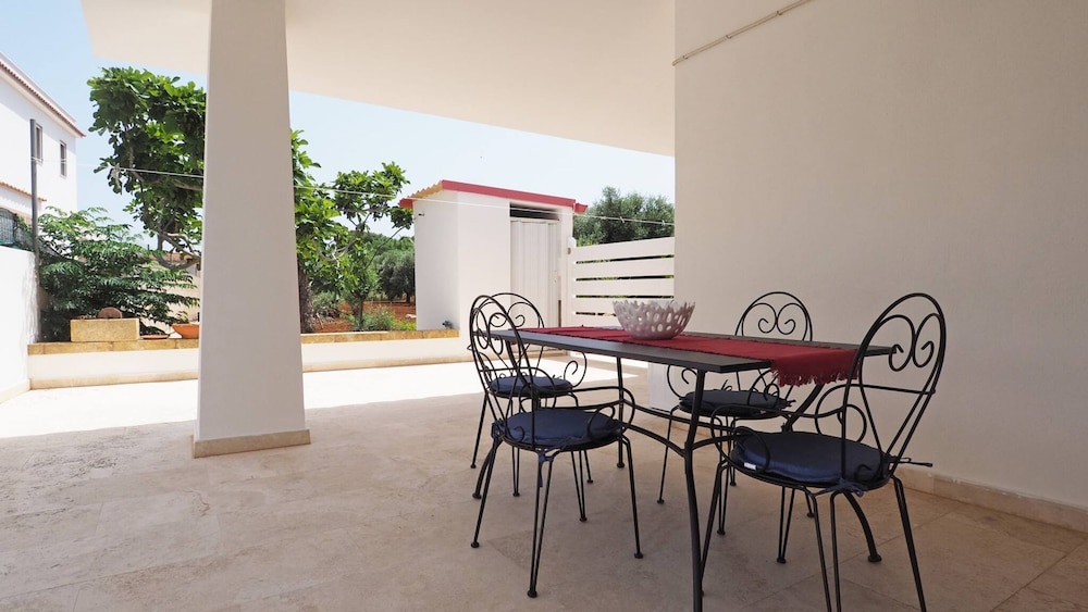 Villetta Nonno Seba Sleeps 4 Just a few Metres From the sea